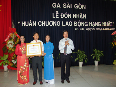 Bà N.T.Thanh Phương (Trưởng ga), ông Nguyễn.V.Thành (Phó ga) và bà T.T.Lan Anh (Bí thư ĐTN) nhận huân chương lao động hạng nhất 