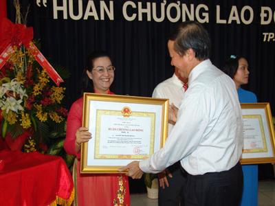 Bà Nguyễn Thị Thanh Phương nhận huân chương lao động hạng 3